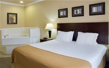 Отель Holiday Inn Express Hotel & Suites Natchitoches