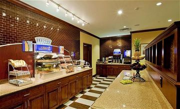 Отель Holiday Inn Express Hotel & Suites Wilmington