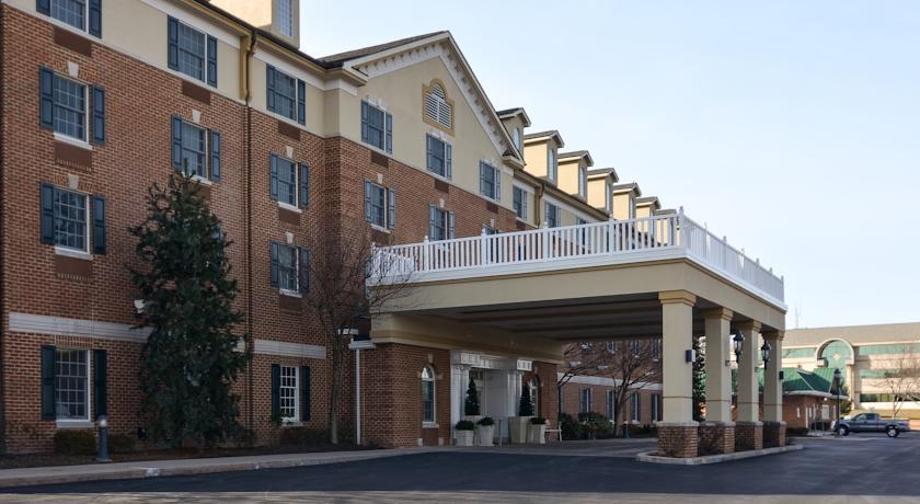 Отель Holiday Inn Express State College at Williamsburg Square