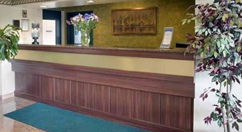 Отель Comfort Suites Downtown Windsor