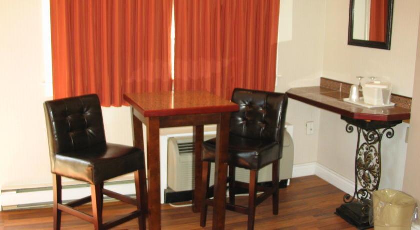Отель Econo Lodge Inn & Suites Moncton