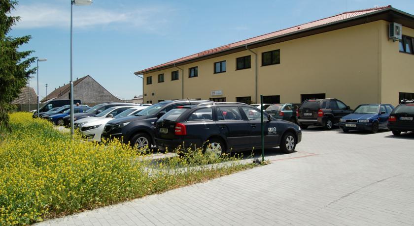 Отель Hotel Na Farmě Choťovice