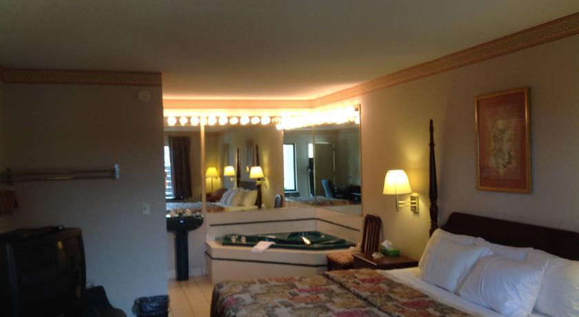 Отель DAYS - INN - YANCEYVILLE