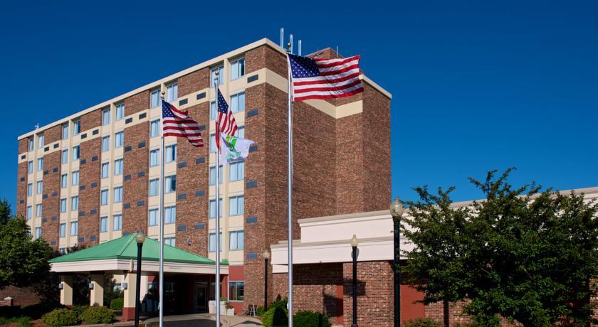 Отель Riverwalk Hotel Downtown Neenah