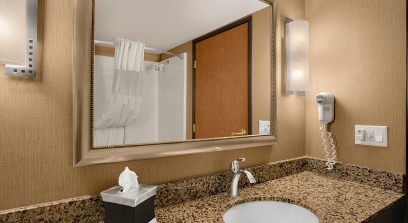 Отель Ramada Plaza and Suites - Fargo