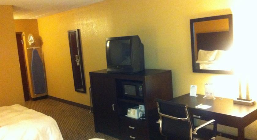 Отель Days Inn & Suites Cincinnati