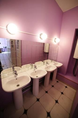 Qhostel