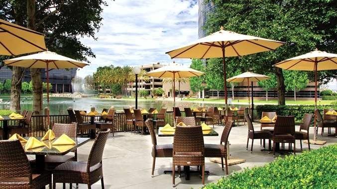 Отель DoubleTree Club by Hilton Orange County Airport