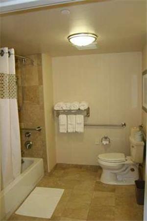 Отель Hampton Inn & Suites Madison - West