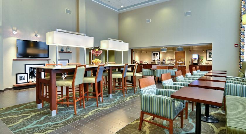 Отель Hampton Inn & Suites Williamsburg Square
