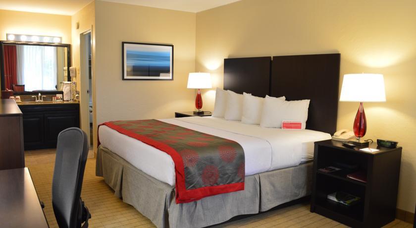 Отель Ramada Naples