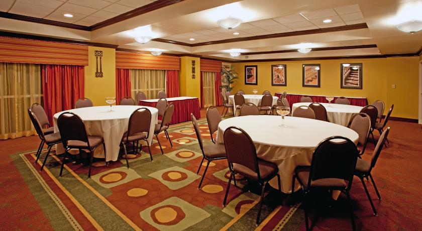 Отель Holiday Inn Express Hotel & Suites Charleston-Ashley Phosphate