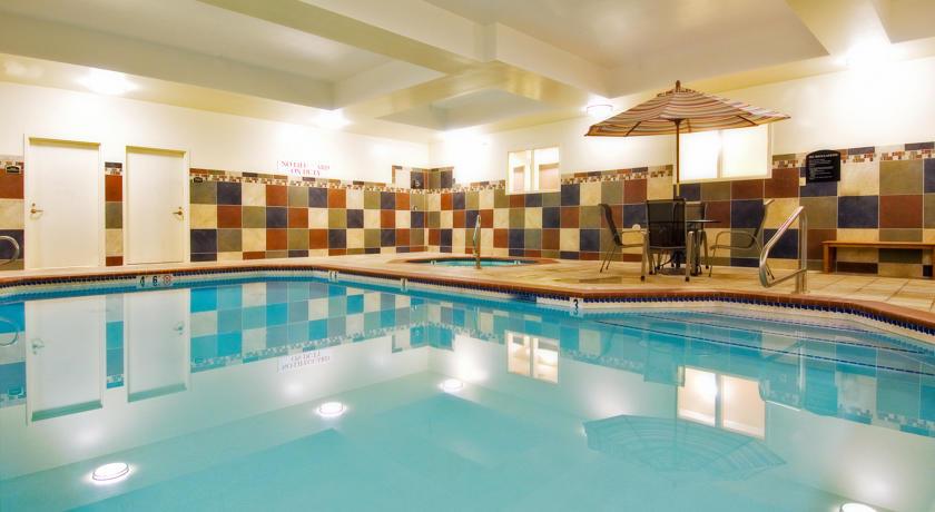 Отель Holiday Inn Express Hotel & Suites Eugene