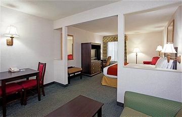 Отель Holiday Inn Express Hotel & Suites St. Clairsville