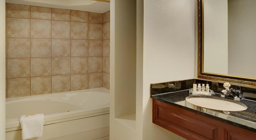 Отель Holiday Inn Oakville at Bronte