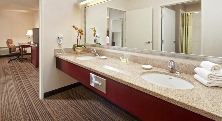Отель Holiday Inn Hotel & Suites Santa Maria