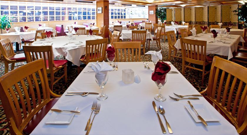 Отель Holiday Inn Hotels & Resorts Terre Haute