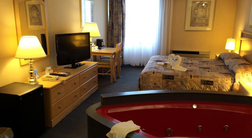 Отель Howard Johnson Hotel by the Falls