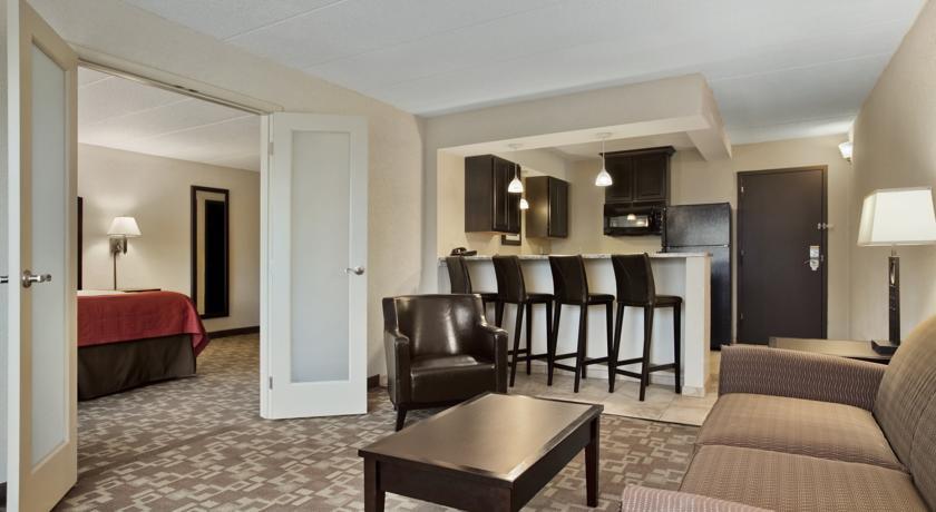 Отель Holiday Inn and Suites Charleston West