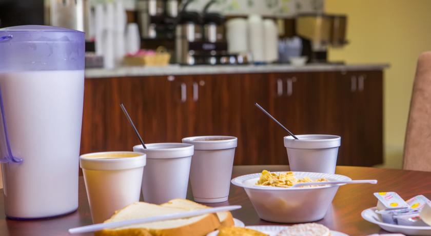 Отель Travelodge Suites Maingate