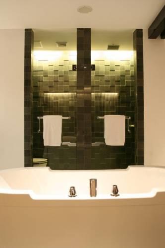 Отель Hotel TS Suites Surabaya