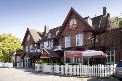 Отель Premier Inn Loughton/Buckhurst Hill