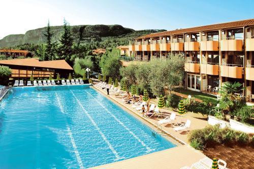 Отель Hotel Royal & Suite