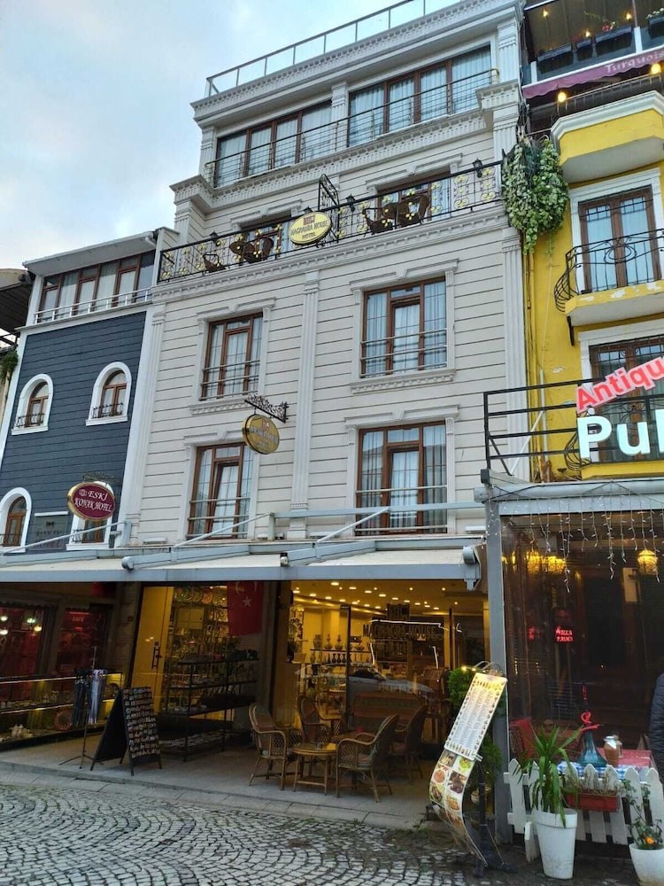 Magnaura House Hotel