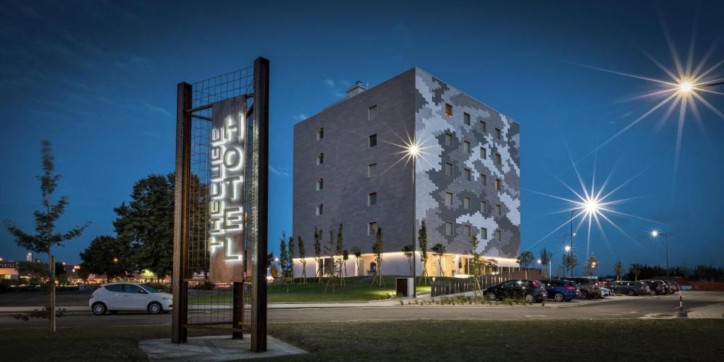 Отель Hotel The Cube