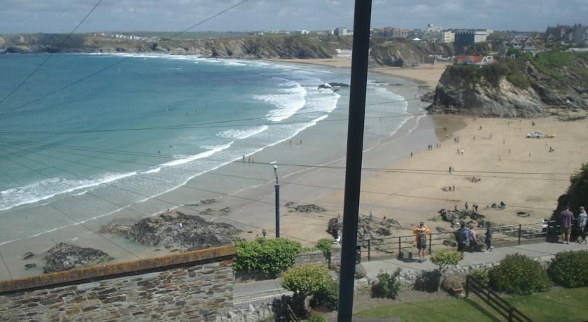 Cliff House B&B & The Moorings Apartments - Guest house