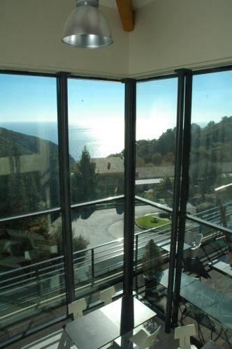 Апартаменты Hotel Eza Vista