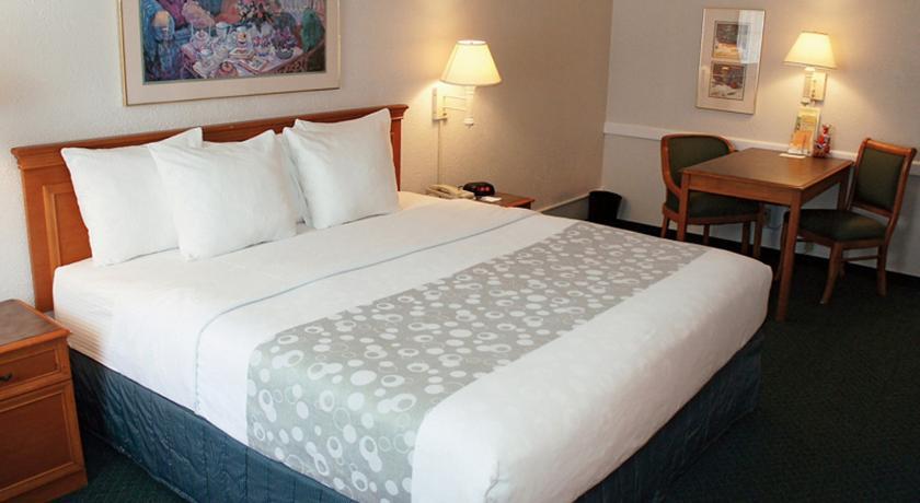 Отель La Quinta Inn Charleston North
