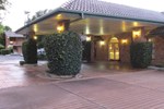 Отель Cascades Motor Inn