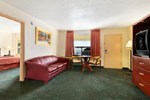 Отель Days Inn and Suites Wichita East