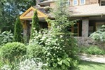 Гостевой дом Whispering Pines Inn Bed and Breakfast and Cottage