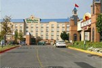 Отель Holiday Inn Hotel & Suites 