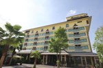 Отель Ruean Phae Royal Park Hotel