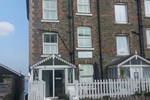 Cliff House B&B & The Moorings Apartments - Guest house