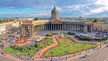 У Казанского собора на Большой Конюшенной