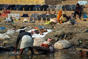 Стирка на набережной Стирка на набережной / Фото из Индии