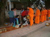 Церемония сбора монахами утреннего подаяния / Фото из Лаоса