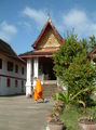 На территории буддистского храма / Фото из Лаоса