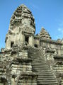 Одна из четырех угловых башен и лестница / Фото из Камбоджи