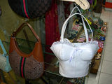 Женские сумочки бывают разные... / Фото из Египта