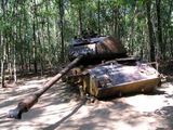 Подбитый танк / Фото из Вьетнама