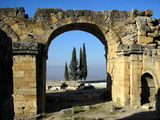 Каменная арка и кипарисы / Фото из Турции