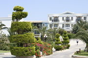 Аллея отеля 'Royal Mare Village' / Фото из Греции