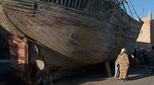 старые корабли на берегу / Фото из Марокко
