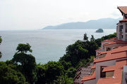 Вид на север - крыши отеля и еще один остров / Фото из Малайзии