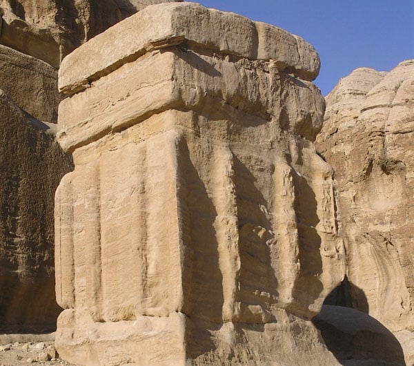Джин-блок, идол бога Душара / Фото из Иордании